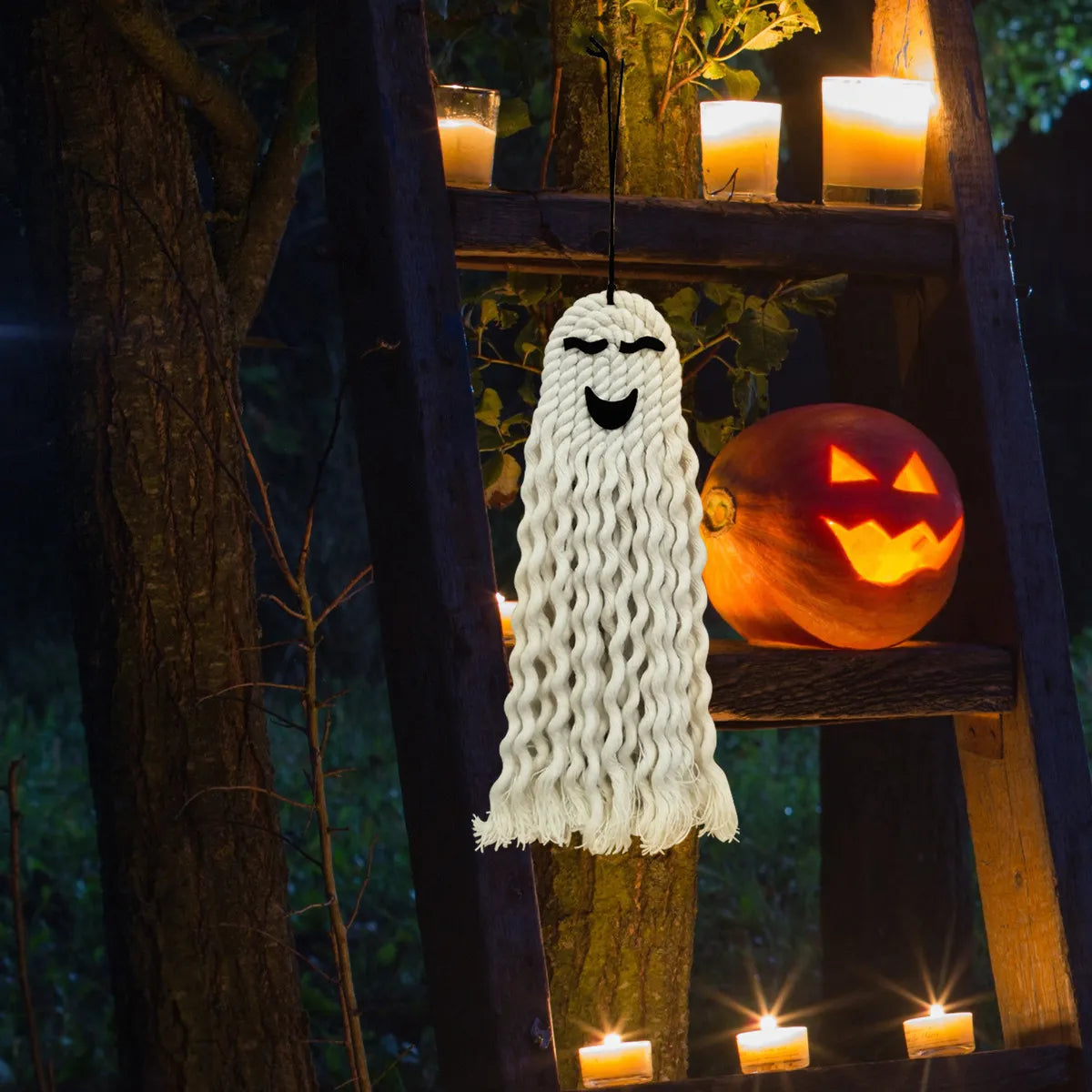 Fantôme suspendu Halloween — mise en scène nocturne
